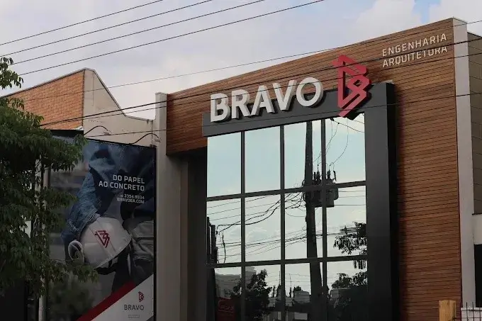 Sobre a BE | Incorporadora em Maringá 2 Começamos em 2012 como BRAVO Engenharia, uma empresa de construção e reformas. Mas nosso CEO tinha um sonho maior: transformar o jeito de viver em Maringá, impactando não apenas bairros, mas toda a experiência de morar na cidade.